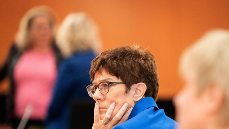 Annegret Kramp-Karrenbauer (CDU) nimmt an einer Bundeskabinettssitzung teil. Foto: Kay Nietfeld/dpa/Archivbild Annegret Kramp-Karrenbauer (CDU) nimmt an einer Bundeskabinettssitzung teil. Foto: Kay Nietfeld/dpa/Archivbild