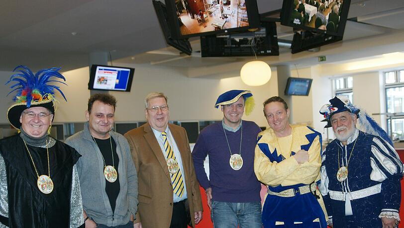 Die Damischen Ritter zu Besuch bei der AZ (v. li.): Dietger Grosz, AZ-Lokalchef-Vize Thomas Müller, Franz Zahn, AZ-Lokalchef Michael Schilling, Markus Reichart und Adolf Maier. Die Damischen Ritter zu Besuch bei der AZ (v. li.): Dietger Grosz, AZ-Lokalchef-Vize Thomas Müller, Franz Zahn, AZ-Lokalchef Michael Schilling, Markus Reichart und Adolf Maier.