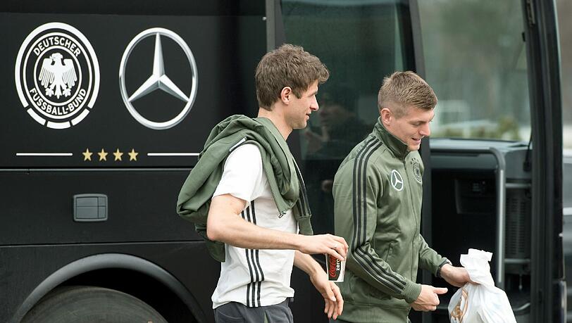 Zeigten sich bei der DFB-Pressekonferenz von ihrer launigen Seite: Thomas Müller und Toni Kroos. Zeigten sich bei der DFB-Pressekonferenz von ihrer launigen Seite: Thomas Müller und Toni Kroos.