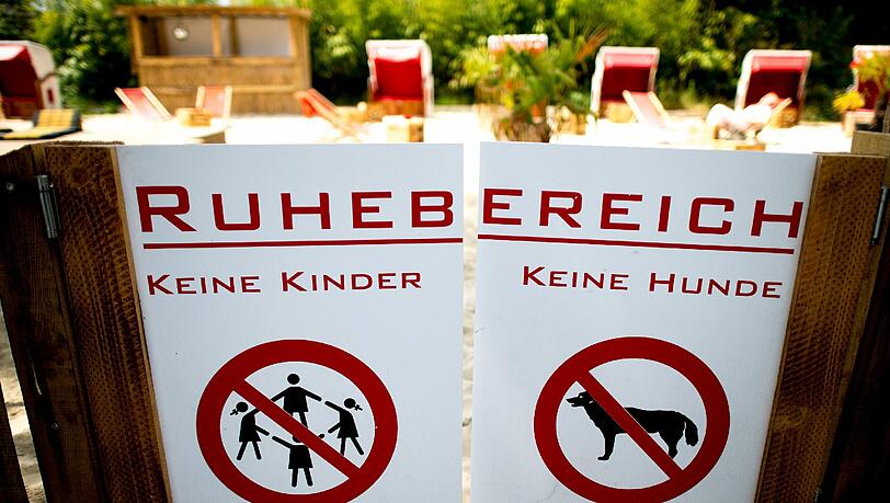Kinderfreie Zone in einem Biergarten in Düsseldorf. Kinderfreie Zone in einem Biergarten in Düsseldorf.