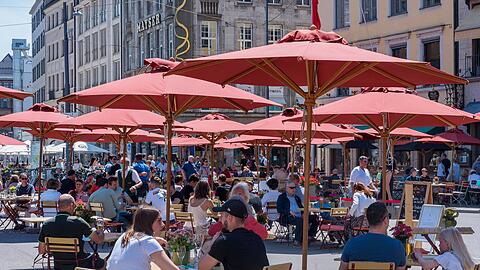 Bewirtung unter Sonnenschirmen am Spatenhaus: Bis die aktuellen Ermittlungen abgeschlossen sind, werden noch Monate vergehen. Bewirtung unter Sonnenschirmen am Spatenhaus: Bis die aktuellen Ermittlungen abgeschlossen sind, werden noch Monate vergehen.