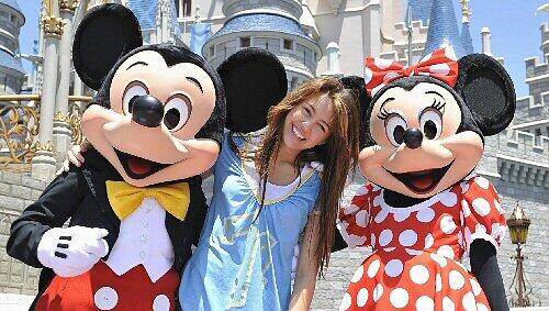 Cyrus mit Mickey und Minnie im Disney World Florida Cyrus mit Mickey und Minnie im Disney World Florida