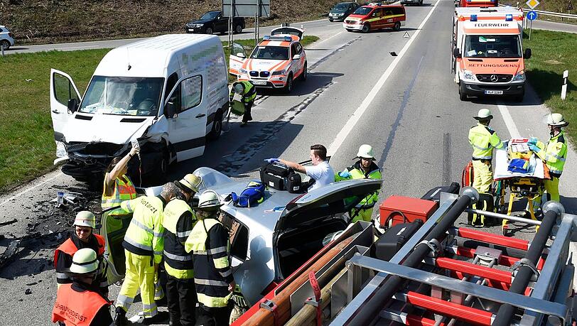 Bei einem Verkehrsunfall auf dem Föhringer Ring wurden drei Personen teilweise schwer verletzt. Bei einem Verkehrsunfall auf dem Föhringer Ring wurden drei Personen teilweise schwer verletzt.