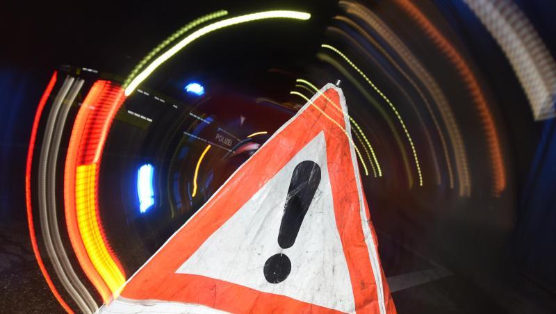 Ein Warndreieck mit dem Schriftzug "Unfall" steht auf der Straße. Foto: Patrick Seeger/Archiv Ein Warndreieck mit dem Schriftzug "Unfall" steht auf der Straße. Foto: Patrick Seeger/Archiv