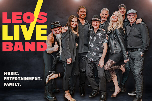 Leos Live Band mit Schauspieler und Autor Leo Reisinger (Dritter von links). Leos Live Band mit Schauspieler und Autor Leo Reisinger (Dritter von links).