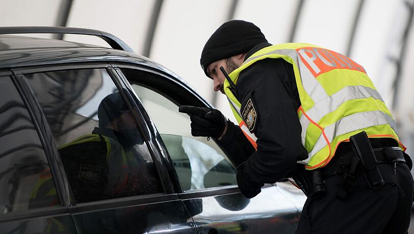 Die Polizei kontrollierte einen Mercedes mit ungarischem Kennzeichen - und landete einen Volltreffer. (Symbolbild)