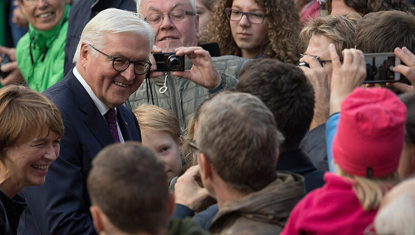Bundespräsident Frank-Walter Steinmeier auf der Zentralen Feier zum Tag der Deutschen Einheit in Mainz ein Bad in der Menge. Die Feier steht unter dem Motto "Zusammen sind wir Deutschland". Bundespräsident Frank-Walter Steinmeier auf der Zentralen Feier zum Tag der Deutschen Einheit in Mainz ein Bad in der Menge. Die Feier steht unter dem Motto "Zusammen sind wir Deutschland".