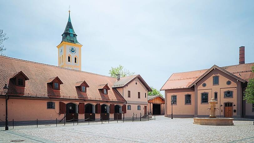 Dorf-Mittelpunkt: Der Brunnen ist der Treffpunkt für Führungen. Dahinter ist die Brennerei zu sehen, links der Pferdestall. Dorf-Mittelpunkt: Der Brunnen ist der Treffpunkt für Führungen. Dahinter ist die Brennerei zu sehen, links der Pferdestall.