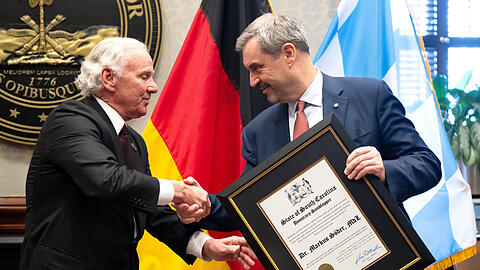 Markus Söder (r, CSU), Ministerpräsident von Bayern, besucht das South Carolina State House und wird von Henry McMaster, Gouverneur von South Carolina, empfangen. Markus Söder (r, CSU), Ministerpräsident von Bayern, besucht das South Carolina State House und wird von Henry McMaster, Gouverneur von South Carolina, empfangen.