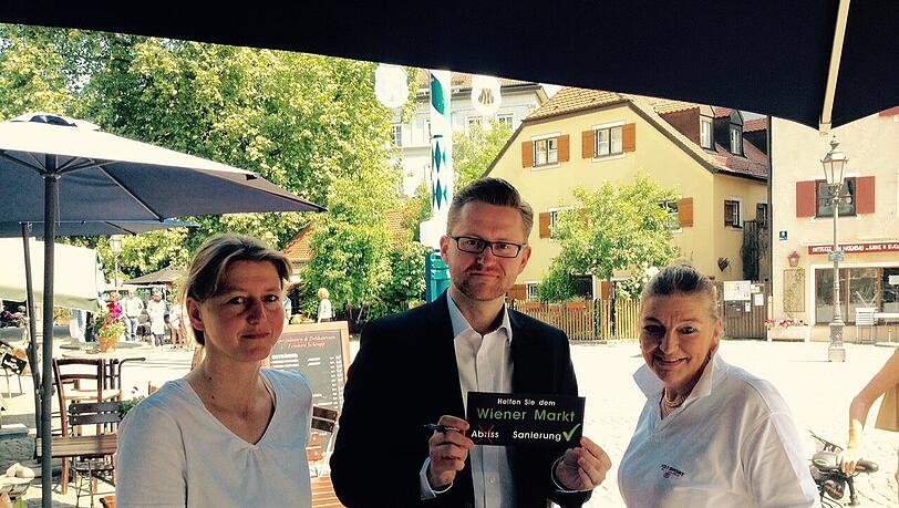 Wolfgang Stefinger unterstützt den Protest zum Erhalt des Wiener Platzes zusammen mit den Standlbetreiberinnen Sabine Grede und Sabine Schropp. Wolfgang Stefinger unterstützt den Protest zum Erhalt des Wiener Platzes zusammen mit den Standlbetreiberinnen Sabine Grede und Sabine Schropp.