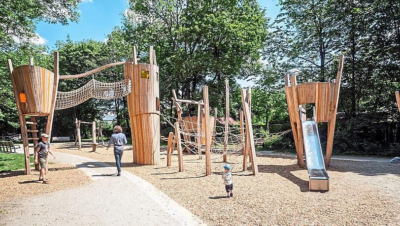 Im Taxispark hat die Stadt einen Spielplatz gebaut. Im Taxispark hat die Stadt einen Spielplatz gebaut.