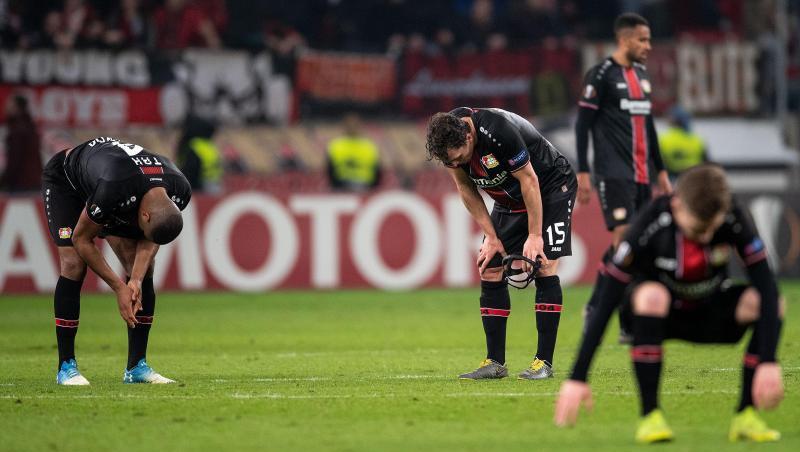 Die Leverkusener Spieler lassen nach dem Ausscheiden die Köpfe hängen. Die Leverkusener Spieler lassen nach dem Ausscheiden die Köpfe hängen.