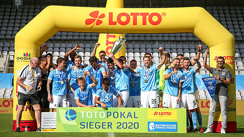 Der TSV 1860 als Totopokal-Sieger 2020. Der damalige Kapitän Sascha Mölders (Mitte) stemmt den Pokal, Trainer Michael Köllner (r.) jubelt mit Sieger-Wimpel und Daniel Wein (6.v.l.) freut sich im Stillen. Der TSV 1860 als Totopokal-Sieger 2020. Der damalige Kapitän Sascha Mölders (Mitte) stemmt den Pokal, Trainer Michael Köllner (r.) jubelt mit Sieger-Wimpel und Daniel Wein (6.v.l.) freut sich im Stillen.