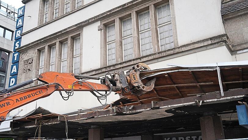Gegenüber, an der historischen Fassade des Karstadt, hat der Abriss des Vordachs begonnen. Das gibt den Blick frei ins entkernte Erdgeschoss. Wie René Benkos geplanter Shopping-Erlebnistempel wohl bis 2023 aussehen wird? Gegenüber, an der historischen Fassade des Karstadt, hat der Abriss des Vordachs begonnen. Das gibt den Blick frei ins entkernte Erdgeschoss. Wie René Benkos geplanter Shopping-Erlebnistempel wohl bis 2023 aussehen wird?