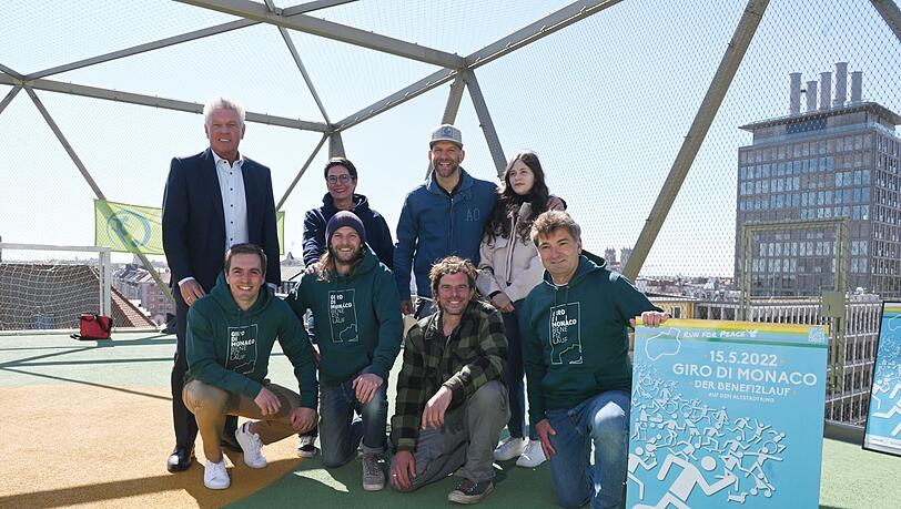 V.l. Schirmherr Dieter Reiter, Angela Bauer (Vorstand Bellevue di Monaco), Florian Weber (Sportfreunde Stiller), Taya Vinohradova (Geflüchtete aus der Ukraine), Philipp Lahm, Peter Brugger (SpFrSt.), Rüdiger Linhof (SpFrSt.), Till Hofmann (Vorstand Bellevue di Monaco). V.l. Schirmherr Dieter Reiter, Angela Bauer (Vorstand Bellevue di Monaco), Florian Weber (Sportfreunde Stiller), Taya Vinohradova (Geflüchtete aus der Ukraine), Philipp Lahm, Peter Brugger (SpFrSt.), Rüdiger Linhof (SpFrSt.), Till Hofmann (Vorstand Bellevue di Monaco).