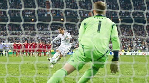 2012 hatte Neuer im Elfmeterschießen bei Real Madrid eine seiner größten Sternstunden. 2012 hatte Neuer im Elfmeterschießen bei Real Madrid eine seiner größten Sternstunden.