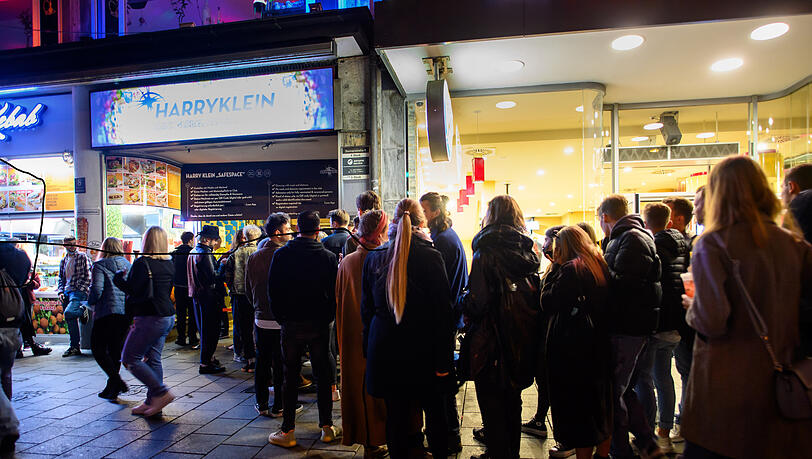 Vor vielen Clubs in der Stadt bilden sich lange Schlangen am Einlass. Vor vielen Clubs in der Stadt bilden sich lange Schlangen am Einlass.