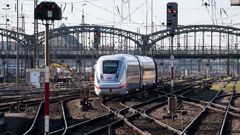 Kleine Irrfahrt eines ICEs: Kurz hinterm Hauptbahnhof war schon wieder Schluss. Kleine Irrfahrt eines ICEs: Kurz hinterm Hauptbahnhof war schon wieder Schluss.