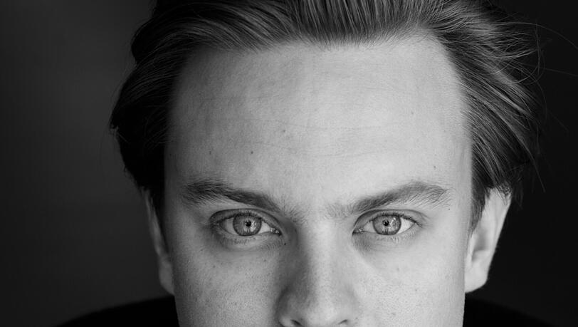 Jonas Höschl, Fotograf und Konzeptkünstler aus Regensburg, übt offen Kritik an Fürstin Gloria von Thurn und Taxis. Jonas Höschl, Fotograf und Konzeptkünstler aus Regensburg, übt offen Kritik an Fürstin Gloria von Thurn und Taxis.