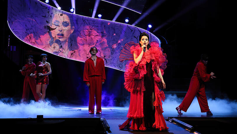 Ein Hauch von Schlagerfestival: Ann Sophie Dürmeyer als modernes Mata-Hari-Double im Gärtnerplatztheater. Ein Hauch von Schlagerfestival: Ann Sophie Dürmeyer als modernes Mata-Hari-Double im Gärtnerplatztheater.