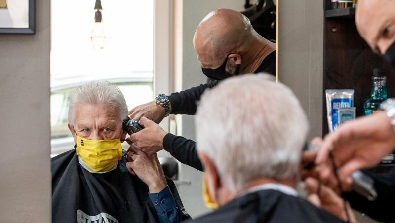 Winfried Kretschmann (Bündnis 90/Die Grünen) beim Friseur - selbstverständlich mit Maske. Winfried Kretschmann (Bündnis 90/Die Grünen) beim Friseur - selbstverständlich mit Maske.