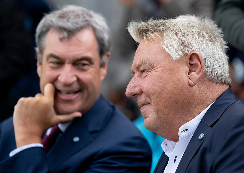 Markus Söder (CSU), Ministerpräsident von Bayern im Gespräch mit Dietmar Holzapfel, Denkmal-Initiator und Wirt der "Deutschen Eiche". Markus Söder (CSU), Ministerpräsident von Bayern im Gespräch mit Dietmar Holzapfel, Denkmal-Initiator und Wirt der "Deutschen Eiche".
