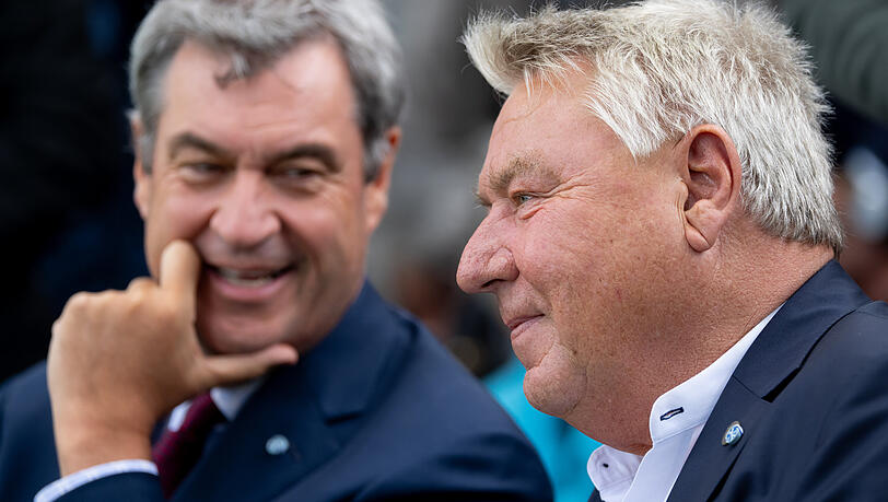 Markus Söder (CSU), Ministerpräsident von Bayern im Gespräch mit Dietmar Holzapfel, Denkmal-Initiator und Wirt der "Deutschen Eiche". Markus Söder (CSU), Ministerpräsident von Bayern im Gespräch mit Dietmar Holzapfel, Denkmal-Initiator und Wirt der "Deutschen Eiche".