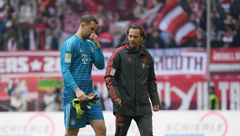 Manuel Neuer verletzte sich im Spiel gegen Düsseldorf an der Wade. Manuel Neuer verletzte sich im Spiel gegen Düsseldorf an der Wade.
