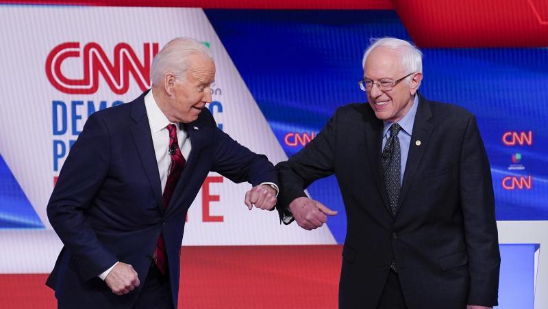 Bernie Sanders (r), und Joe Biden begrüßen sich mit ihren Ellenbogen. Bernie Sanders (r), und Joe Biden begrüßen sich mit ihren Ellenbogen.