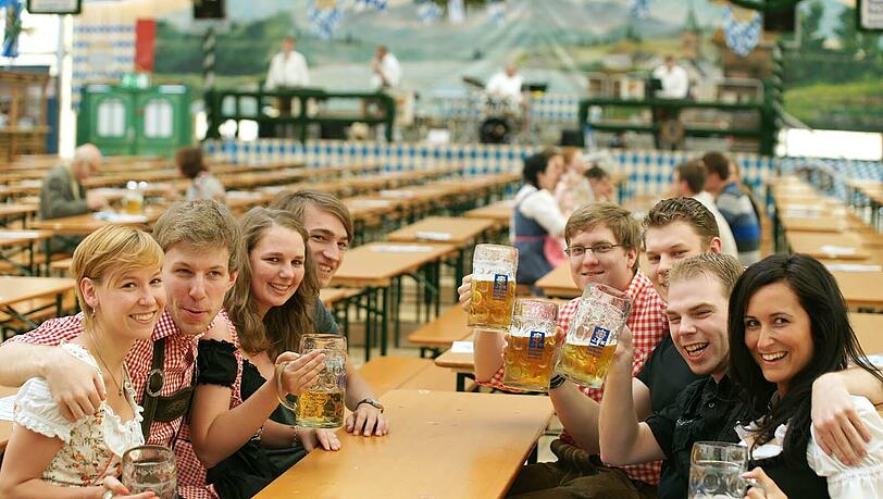 Im Augustiner (v.l.): Benigna, Floh, Anja, Peter, Markus, Markus, Christoph und Sonja. Im Augustiner (v.l.): Benigna, Floh, Anja, Peter, Markus, Markus, Christoph und Sonja.