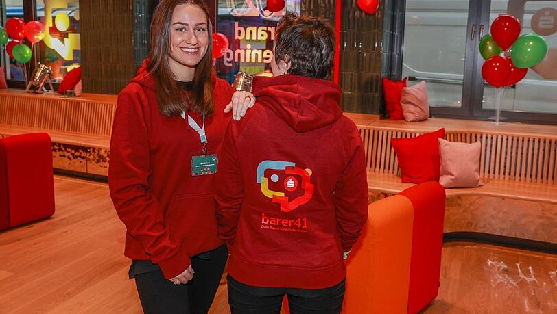 Kein Anzug, kein Kostüm. Sparkassenmitarbeiterinnen wie Betül Heß und Sabine Derheld sprechen die neue Kundengeneration in Pullis an. Kein Anzug, kein Kostüm. Sparkassenmitarbeiterinnen wie Betül Heß und Sabine Derheld sprechen die neue Kundengeneration in Pullis an.