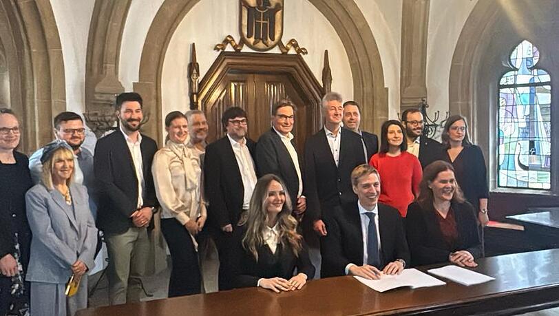 Das ist die neue "Mango"-Koalition. Vorne in der Mitte sitzt OB Dominik Krause zwischen seinen Bürgermeisterinnen. Links: Mona Fuchs, rechts: Verena Dietl Das ist die neue "Mango"-Koalition. Vorne in der Mitte sitzt OB Dominik Krause zwischen seinen Bürgermeisterinnen. Links: Mona Fuchs, rechts: Verena Dietl
