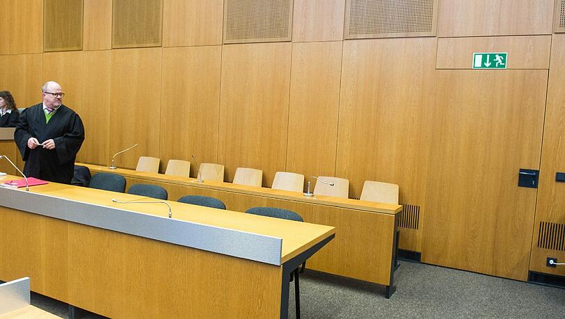 Der Verteidiger: Die Angeklagte hat sich geweigert, den Gerichtssaal zu betreten, solange Fotografen anwesend sind. Der Verteidiger: Die Angeklagte hat sich geweigert, den Gerichtssaal zu betreten, solange Fotografen anwesend sind.