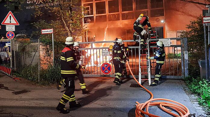In der Nacht zu Freitag löschte die Münchner Feuerwehr zwei brennende E-Autos auf einem Betriebsgelände. In der Nacht zu Freitag löschte die Münchner Feuerwehr zwei brennende E-Autos auf einem Betriebsgelände.