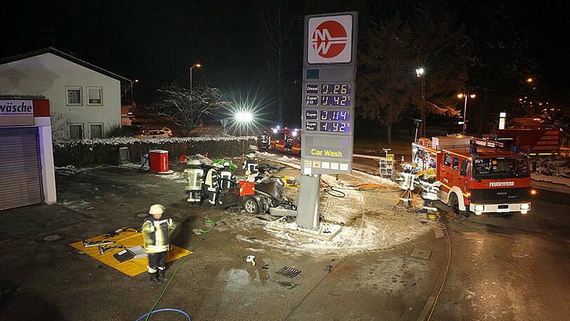 Das Auto ist nach dem Unfall vollkommen zerstört, der Fahrer schwer verletzt. Die Bilder aus Traunreut.