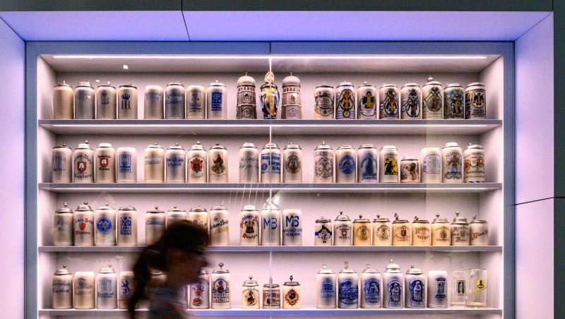 Zahlreiche Bierkrüge stehen im Museum der Bayerischen Geschichte. Foto: Armin Weigel/Archivbild Zahlreiche Bierkrüge stehen im Museum der Bayerischen Geschichte. Foto: Armin Weigel/Archivbild