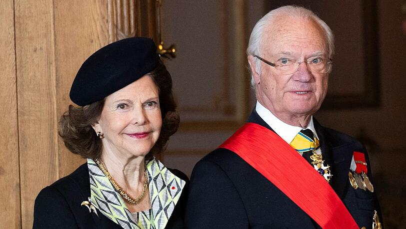 Königin Silvia wird zur Beerdigung ihrer Schwägerin in Belgien von ihrem Ehemann, König Carl Gustaf, sowie ihren Kindern Victoria, Carl Philip und Madeleine begleitet. Königin Silvia wird zur Beerdigung ihrer Schwägerin in Belgien von ihrem Ehemann, König Carl Gustaf, sowie ihren Kindern Victoria, Carl Philip und Madeleine begleitet.