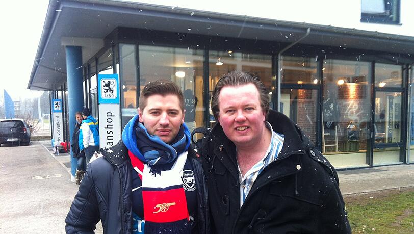 Die Arsenal-Fans Wayne Robbins (links) und Alex Laidmaan schauen bei den Löwen vorbei. Die Arsenal-Fans Wayne Robbins (links) und Alex Laidmaan schauen bei den Löwen vorbei.