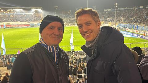 Dominik Krause beim Löwen-Spiel mit Christian Waggershauser, dem Muffathallen-Chef, der lange Jahre auch Löwen-Funktionär war. Dominik Krause beim Löwen-Spiel mit Christian Waggershauser, dem Muffathallen-Chef, der lange Jahre auch Löwen-Funktionär war.