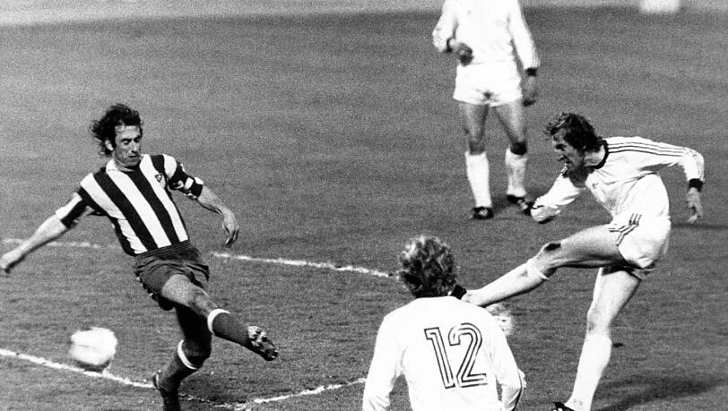 Katsche Schwarzenbeck trifft 1974 in der 120. Minute zum 1:1 im Europapokal der Landesmeister gegen Atletico Madrid. Dadruch kommt es zum Wiederholungsspiel, das Bayern gewinnt. Katsche Schwarzenbeck trifft 1974 in der 120. Minute zum 1:1 im Europapokal der Landesmeister gegen Atletico Madrid. Dadruch kommt es zum Wiederholungsspiel, das Bayern gewinnt.