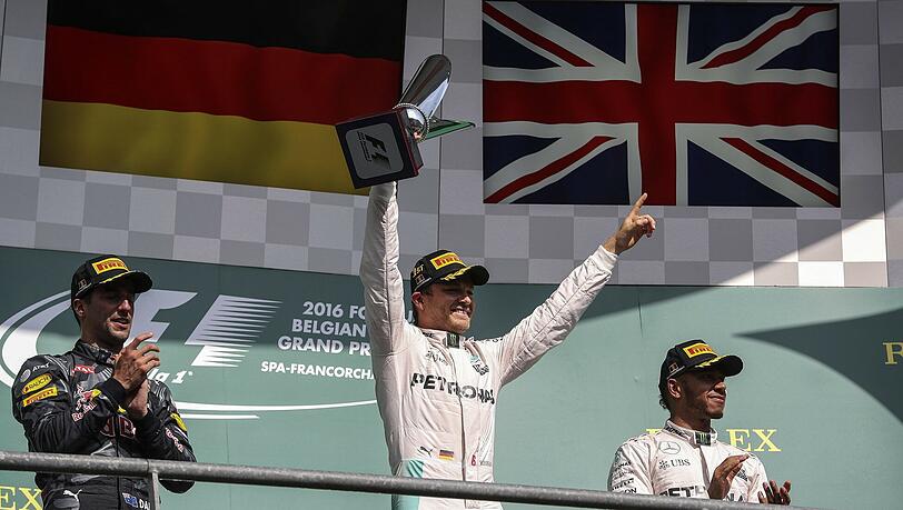 Nico Rosberg gewinnt das Rennen vor Daniel Ricciardo und seinem Teamkollegen Lewis Hamilton. Nico Rosberg gewinnt das Rennen vor Daniel Ricciardo und seinem Teamkollegen Lewis Hamilton.