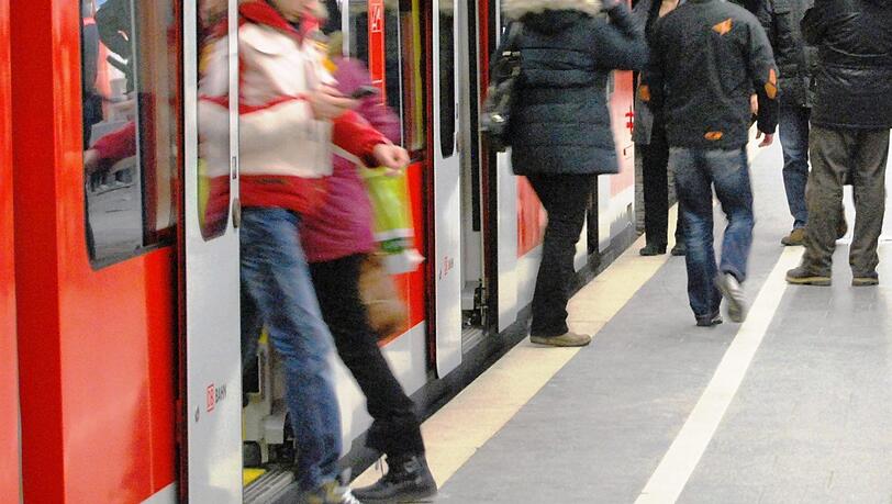 Beim Ein- und Aussteigen muss es manchmal schnell gehen. Weil jemand die Türen der S8 blockierte, kam es am Münchner Hauptbahnhof zum Streit. Beim Ein- und Aussteigen muss es manchmal schnell gehen. Weil jemand die Türen der S8 blockierte, kam es am Münchner Hauptbahnhof zum Streit.