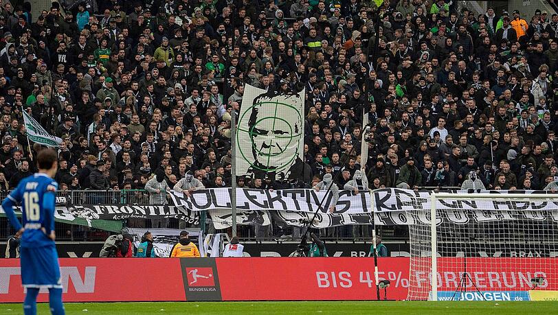 Als aus der Gladbacher Nordkurve Plakate gegen Dietmar Hopp auftauchten, zeigte Max Eberl, dass auch er die "Abteilung Attacke" beherrscht. Als aus der Gladbacher Nordkurve Plakate gegen Dietmar Hopp auftauchten, zeigte Max Eberl, dass auch er die "Abteilung Attacke" beherrscht.