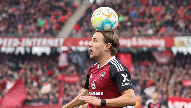 Der Nürnberger Felix Lohkemper spielt den Ball. Der Nürnberger Felix Lohkemper spielt den Ball.