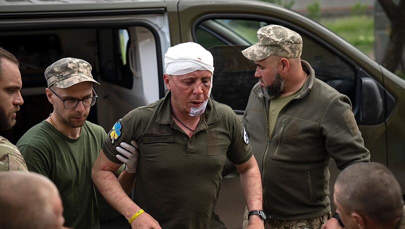 Ukrainische Soldaten helfen einem verwundeten Kameraden an einem medizinischen Stabilisierungspunkt in der Nähe von Bachmut. Ukrainische Soldaten helfen einem verwundeten Kameraden an einem medizinischen Stabilisierungspunkt in der Nähe von Bachmut.