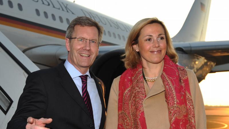 Bundespräsident Christian Wulff und seine Ehefrau Bettina besteigen in Berlin Tegel das Flugzeug Richtung Ankara Bundespräsident Christian Wulff und seine Ehefrau Bettina besteigen in Berlin Tegel das Flugzeug Richtung Ankara