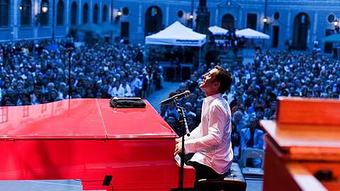 Martin Schmitt in der Münchner Residenz. Der Pianist, Sänger, Kabarettist, Komponist und Texter wurde 1968 in Pasing geboren. Er stand gemeinsam mit Chuck Berry, Jerry Lee Lewis und Helge Schneider auf der Bühne. Martin Schmitt in der Münchner Residenz. Der Pianist, Sänger, Kabarettist, Komponist und Texter wurde 1968 in Pasing geboren. Er stand gemeinsam mit Chuck Berry, Jerry Lee Lewis und Helge Schneider auf der Bühne.