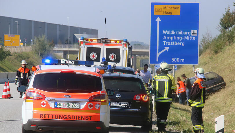 Der Fahrer wollte die Zigarette aus dem Fußraum aufheben und kam dabei mit 150 Sachen von der Fahrbahn ab. Die Bilder von den Aufräumarbeiten. Der Fahrer wollte die Zigarette aus dem Fußraum aufheben und kam dabei mit 150 Sachen von der Fahrbahn ab. Die Bilder von den Aufräumarbeiten.