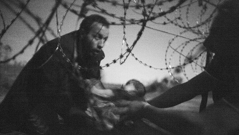 Das Foto "Hope for a New Life" ist zum World Press Photo 2015 gekürt worden. Das Foto "Hope for a New Life" ist zum World Press Photo 2015 gekürt worden.