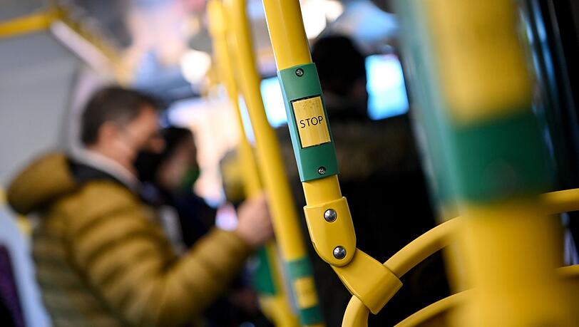 In BVG-Bussen rufen Durchsagen die Fahrgäste nun dazu auf, nicht laut zu telefonieren oder Videos über den Handy-Lautsprecher abzuspielen. (Archivbild) In BVG-Bussen rufen Durchsagen die Fahrgäste nun dazu auf, nicht laut zu telefonieren oder Videos über den Handy-Lautsprecher abzuspielen. (Archivbild)